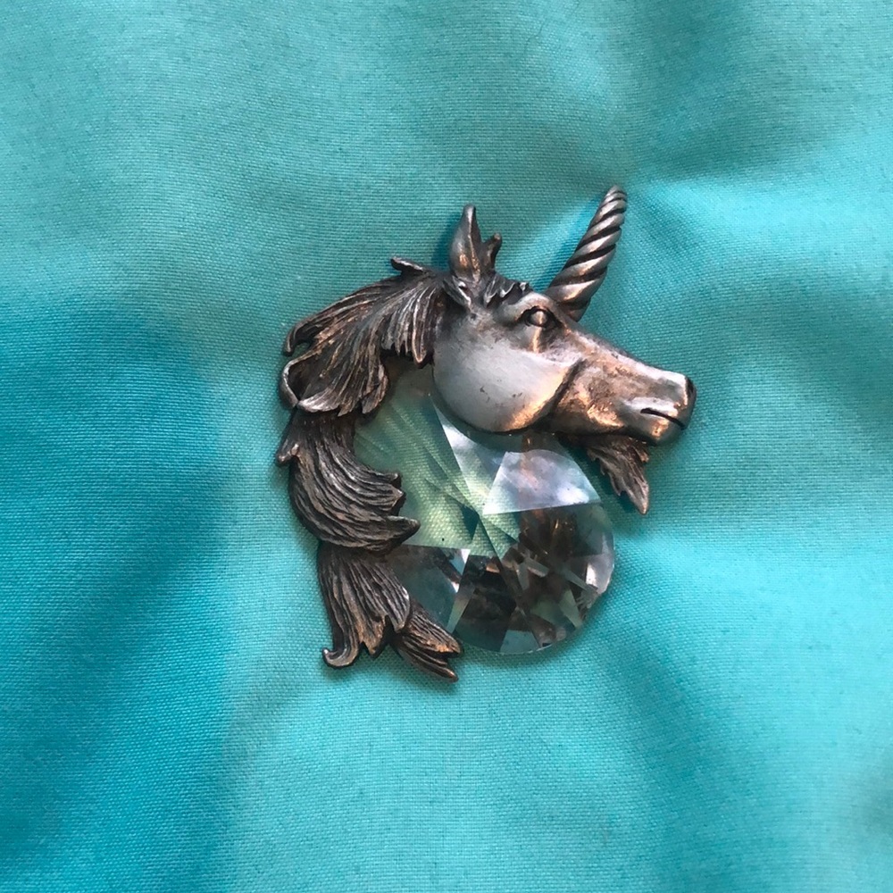 Pewter unicorn with crystal